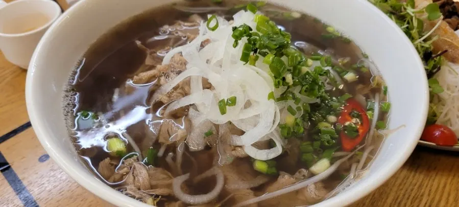 아기와 함께 앉은 메콩타이 테이블석
