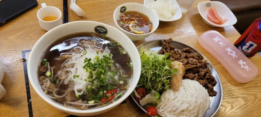식사를 마친 테이블 위 그릇