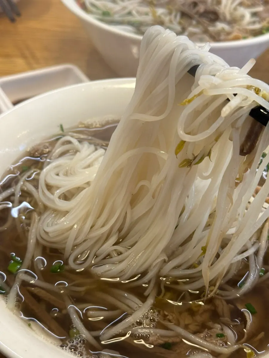 면과 고기를 함께 집어 올린 모습