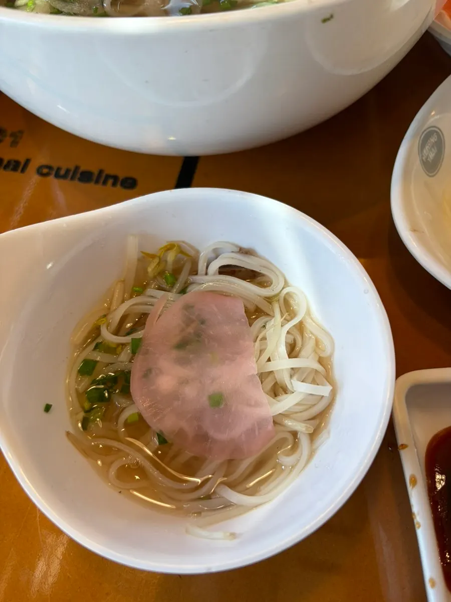 면과 숙주를 건져 올린 양지쌀국수