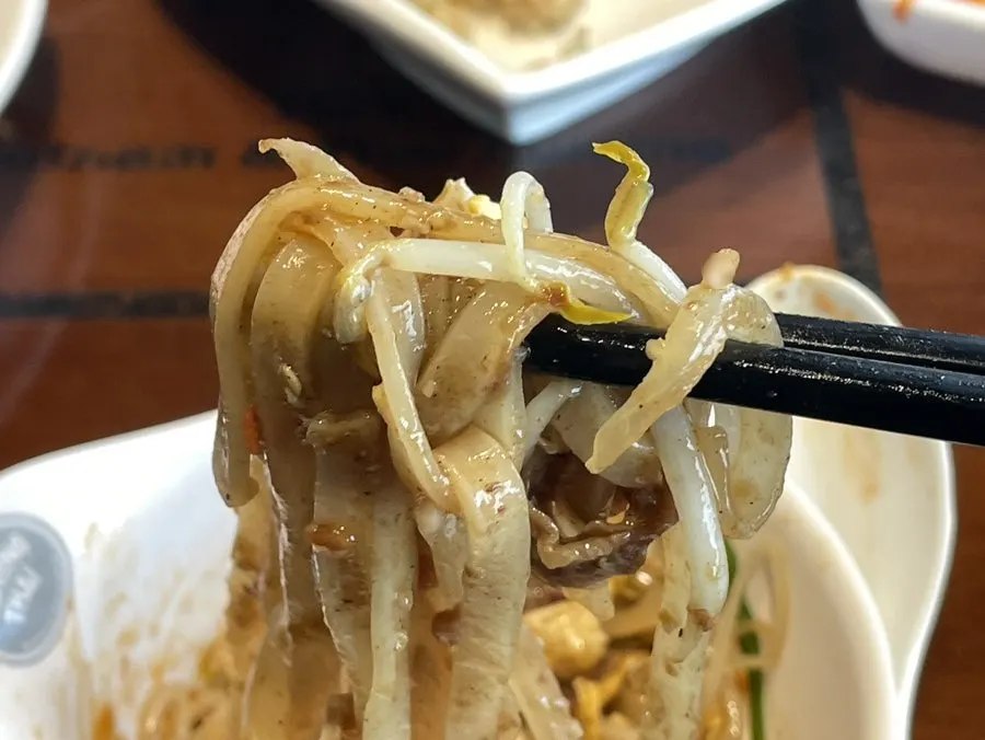 칠리소스를 더한 팟타이 접시