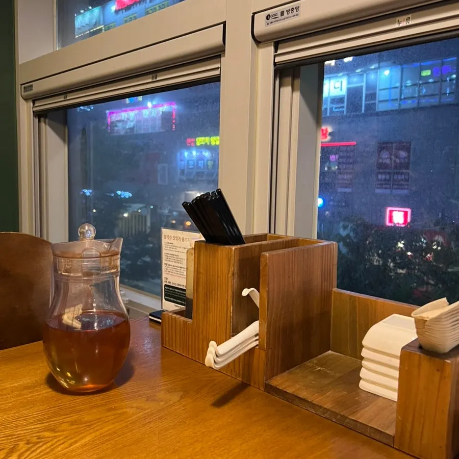 QR 주문과 영수증 리뷰 이벤트 안내가 있는 테이블
