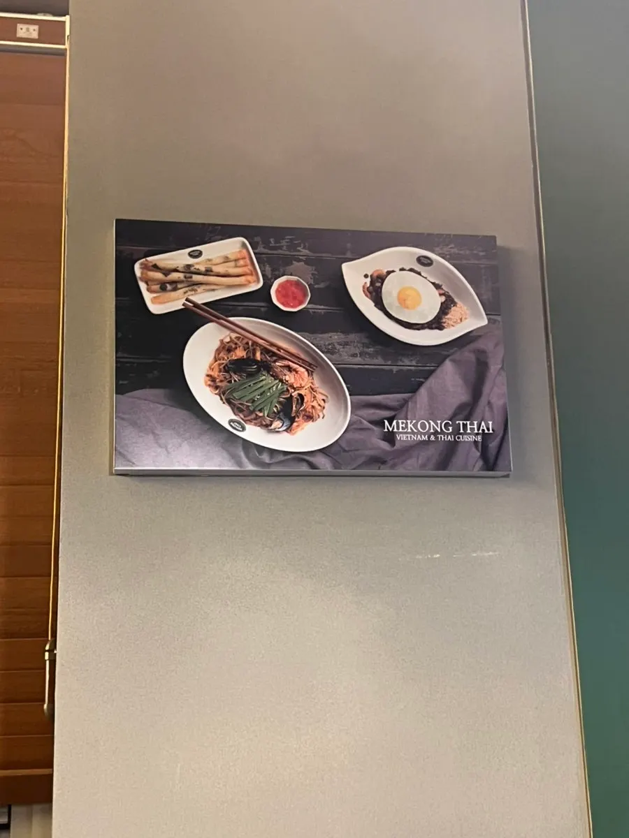 메뉴를 기다리는 메콩타이 나성점 창가 테이블