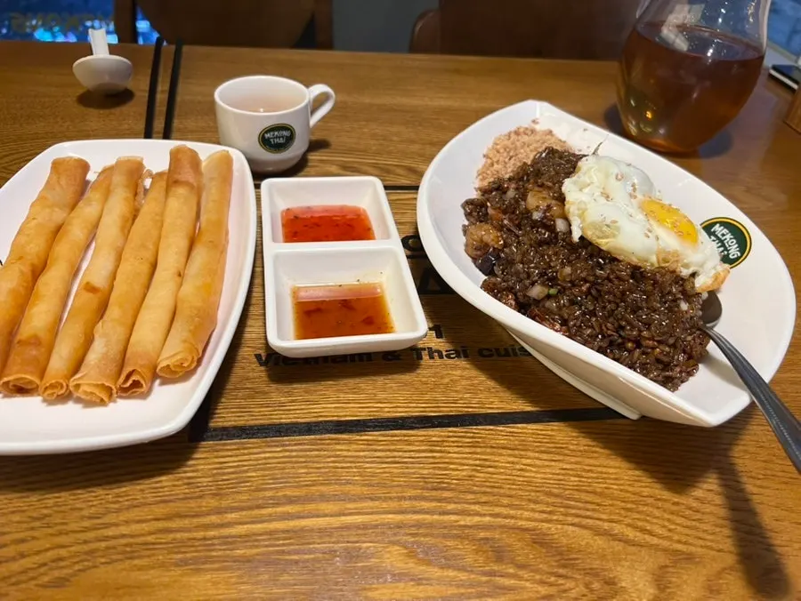 나시고렝과 새우연필춘권 상차림