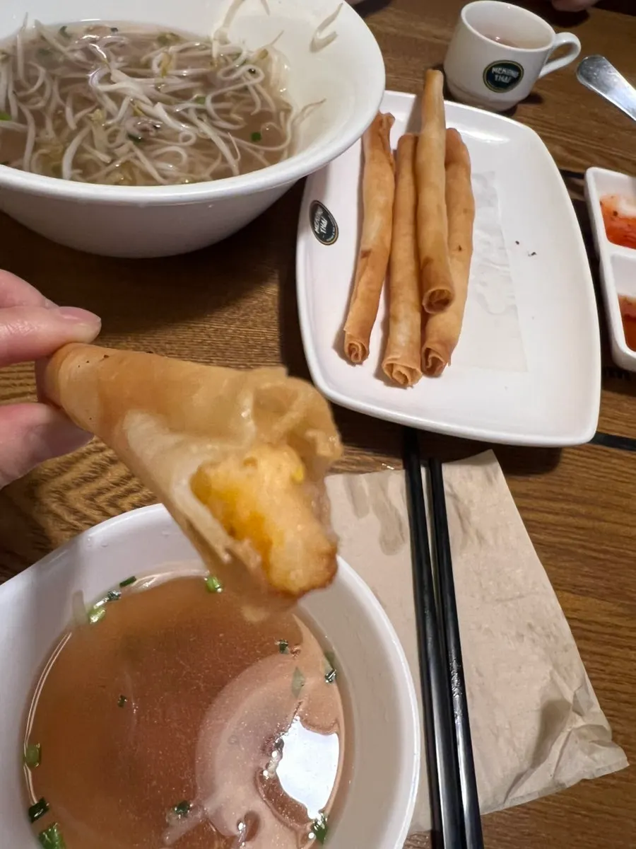 쌀국수 육수와 함께 먹는 새우연필춘권