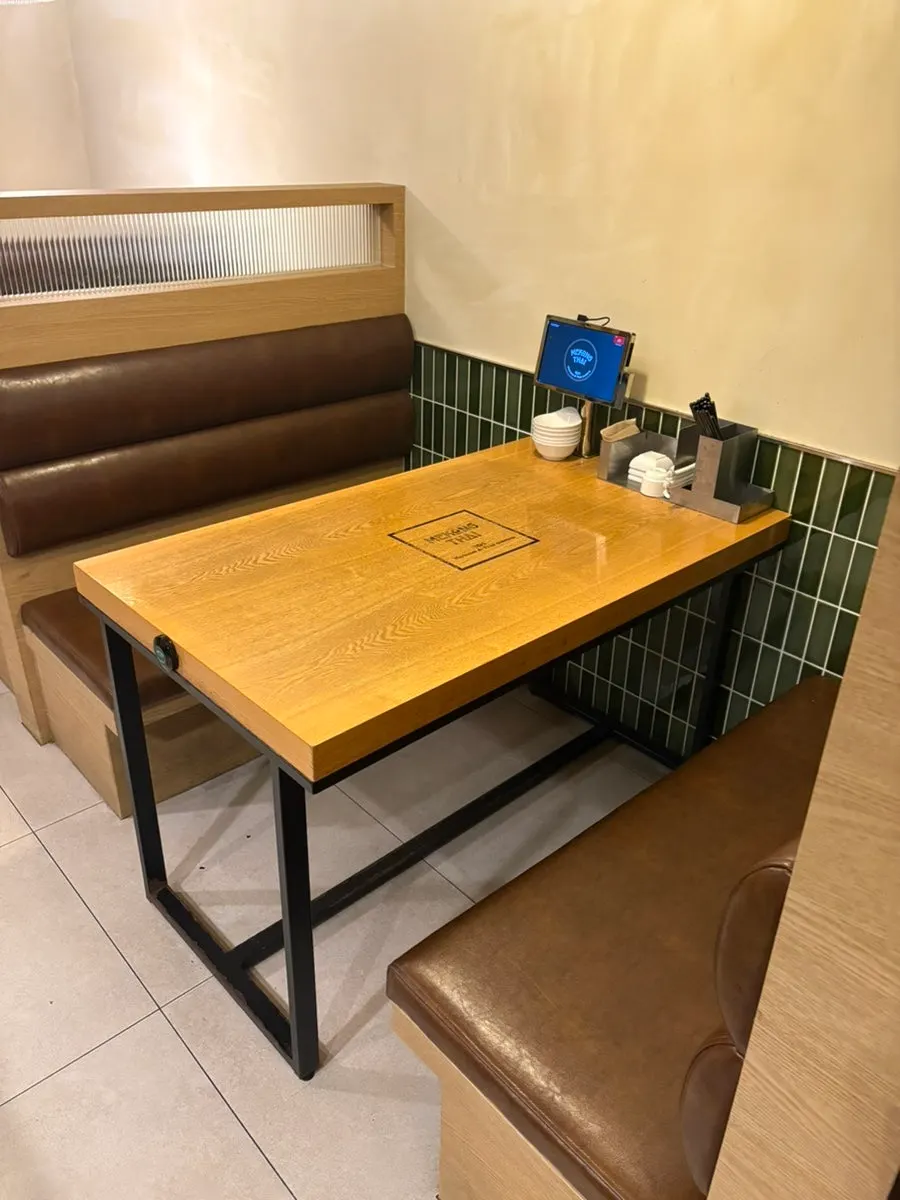 양파절임과 단무지, 소스가 놓인 기본 세팅