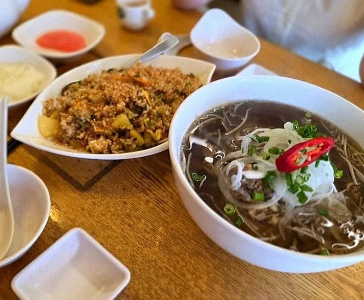티 한 잔과 반찬이 놓인 테이블