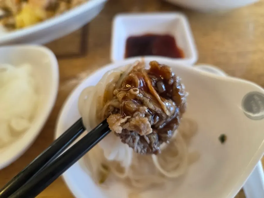 해선장소스를 찍어 먹는 소고기