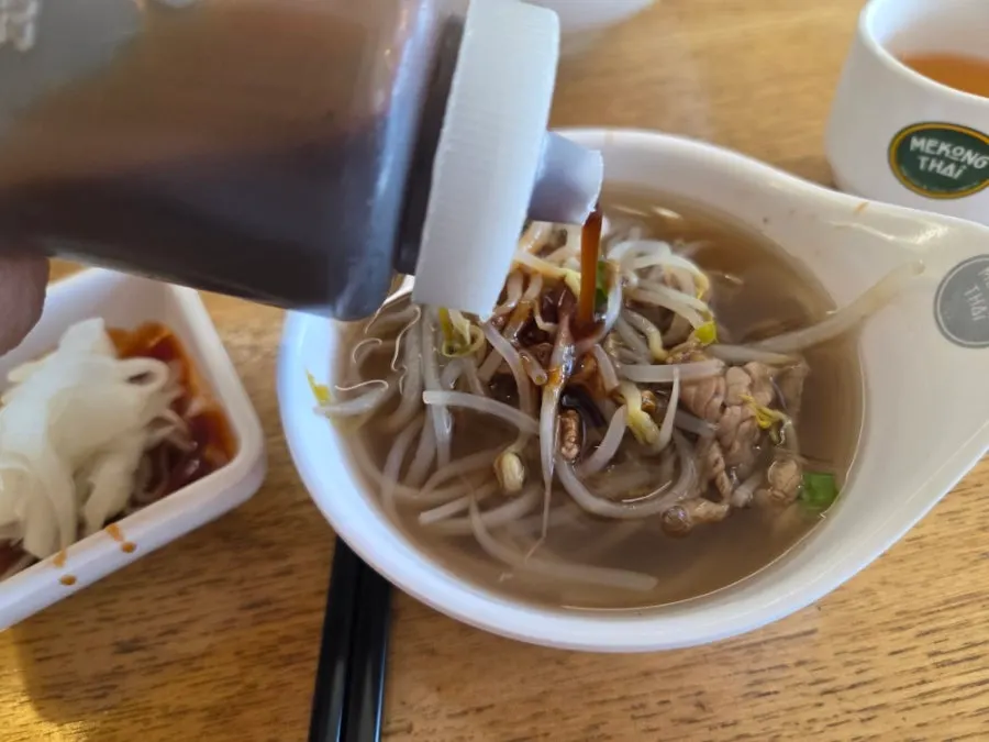 거의 비운 소고기쌀국수 대 그릇