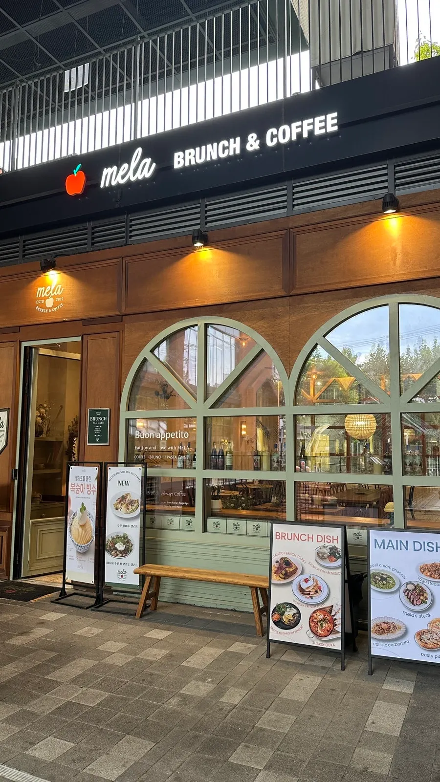 멜라 홍대점 입구 쪽 세로 사진