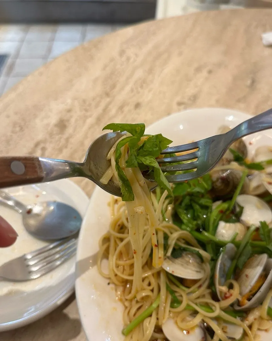 오일까지 비운 미나리 봉골레 접시