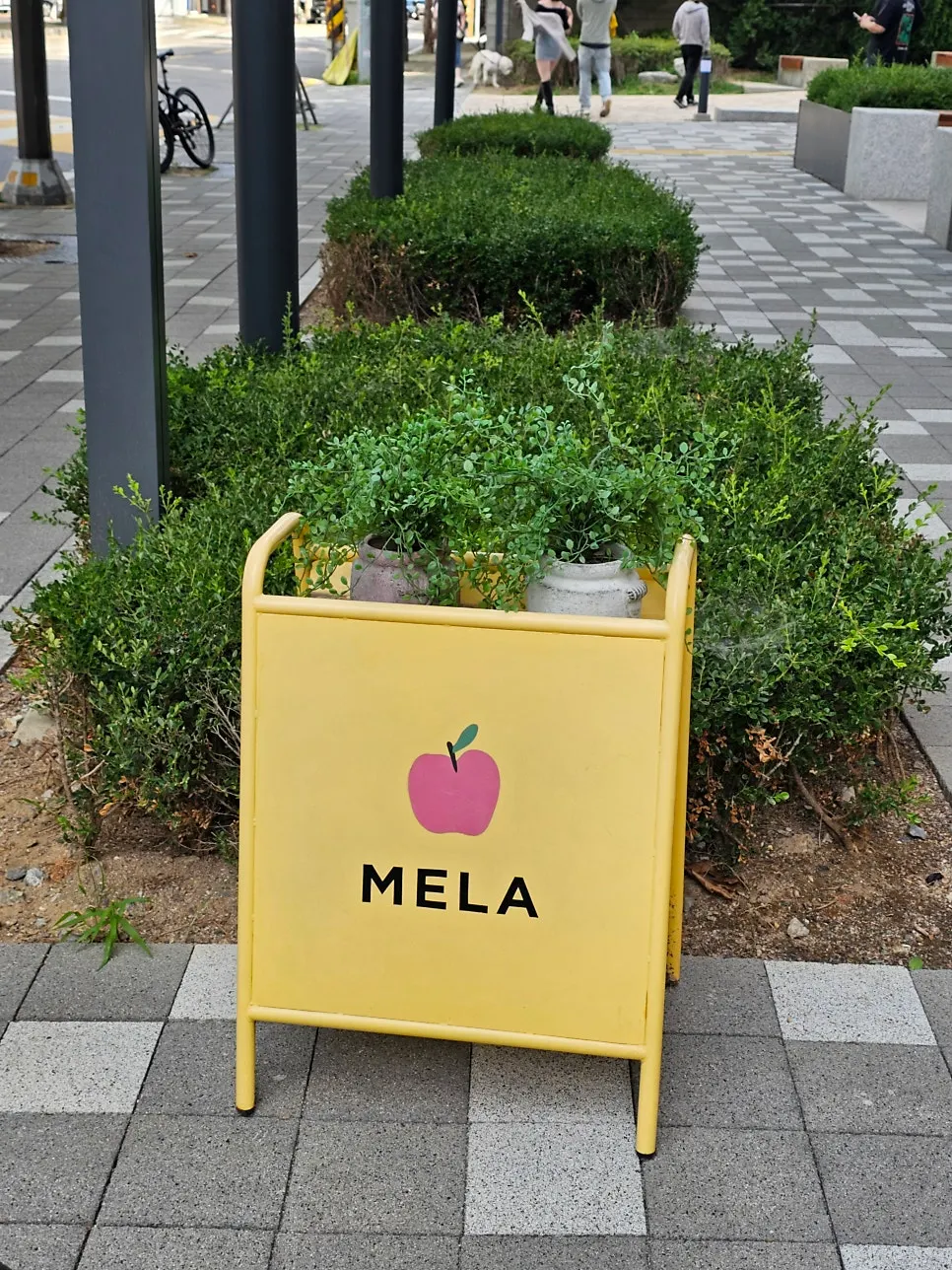 멜라 홍대점이 있는 복합공간 입구