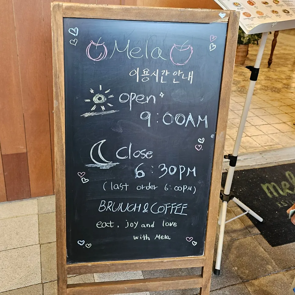 멜라 홍대점 매장 입구 안내