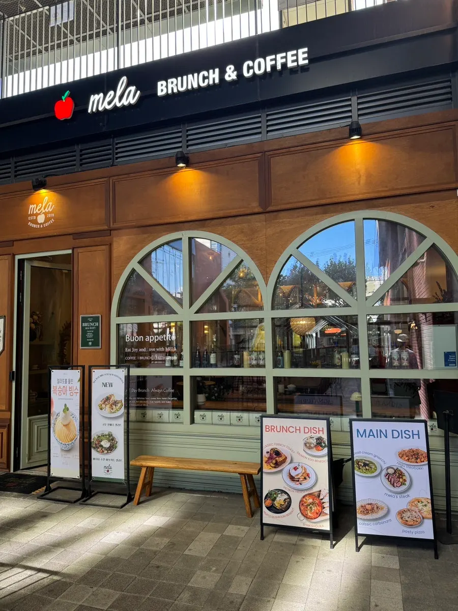 멜라 홍대점 입구 전경