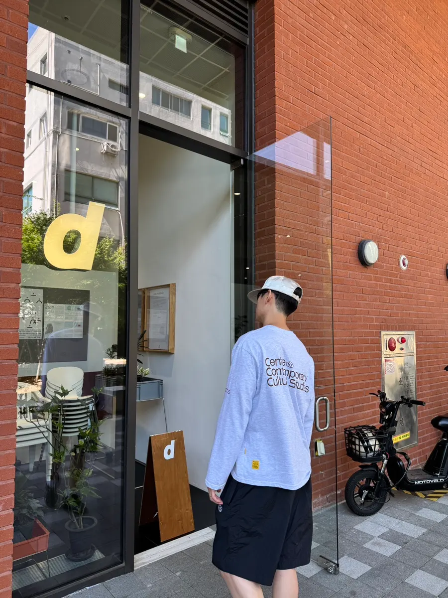 카페에서 돌탑 쌓으며 노는 아이