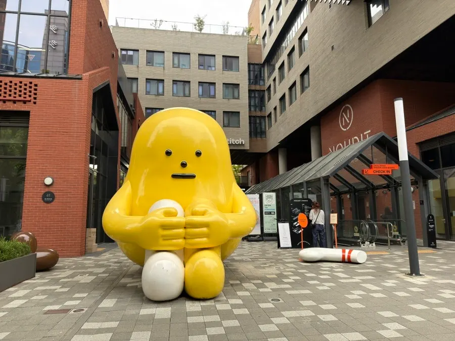 홍대 골목 로컬스티치 건물 1층 멜라 홍대점 외관