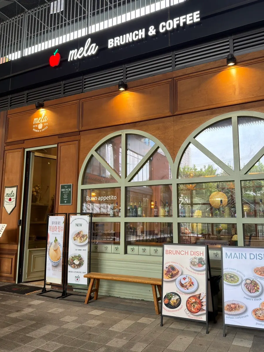 멜라 홍대점 출입구 주변 모습