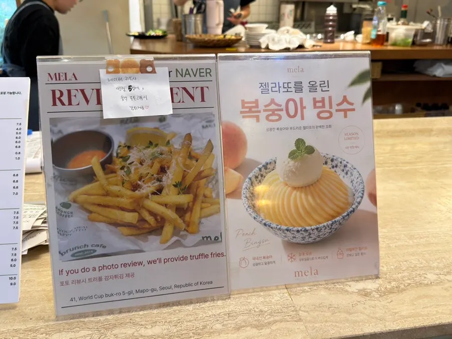 크로아상과 케이크가 놓인 베이커리 코너