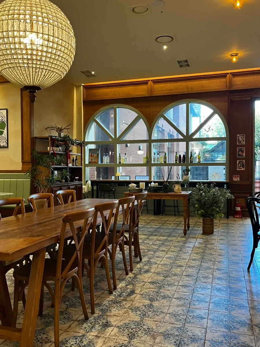 Interior of MELA Hongdae suited for gatherings and dates