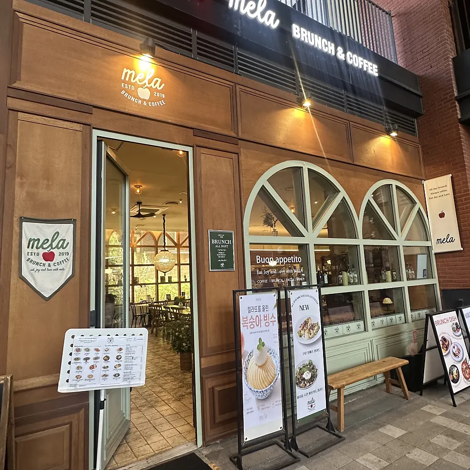 View around the entrance of MELA Hongdae