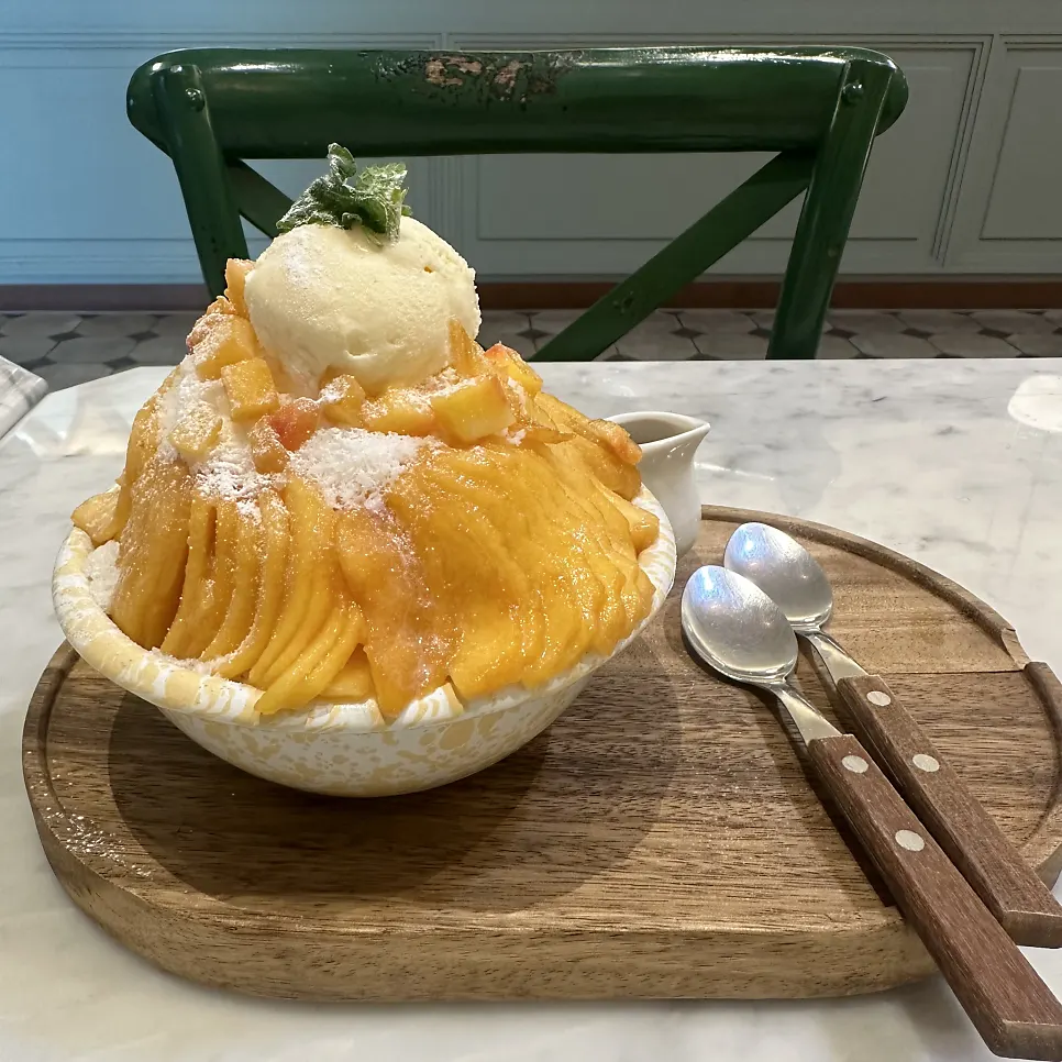 MELA Hongdae's seasonal peach bingsu