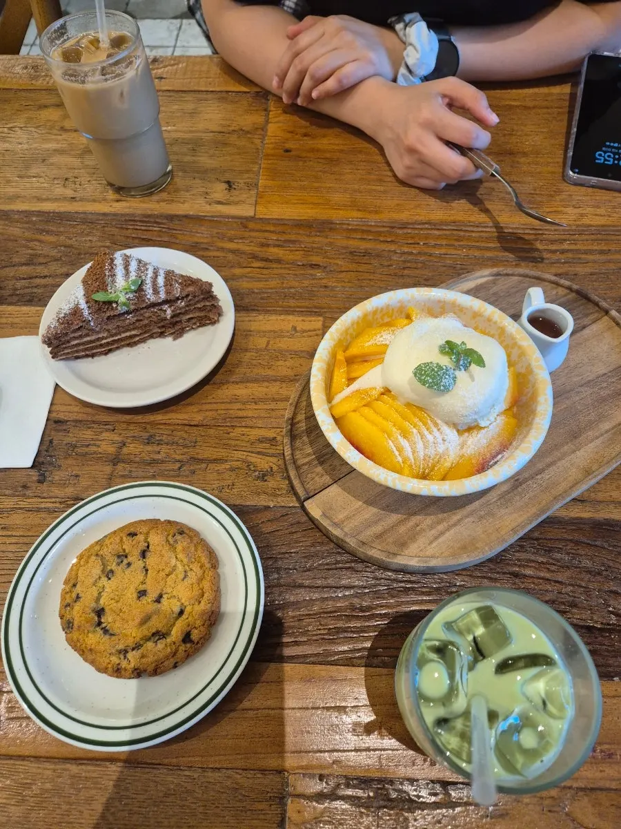 Coffee and dessert served first