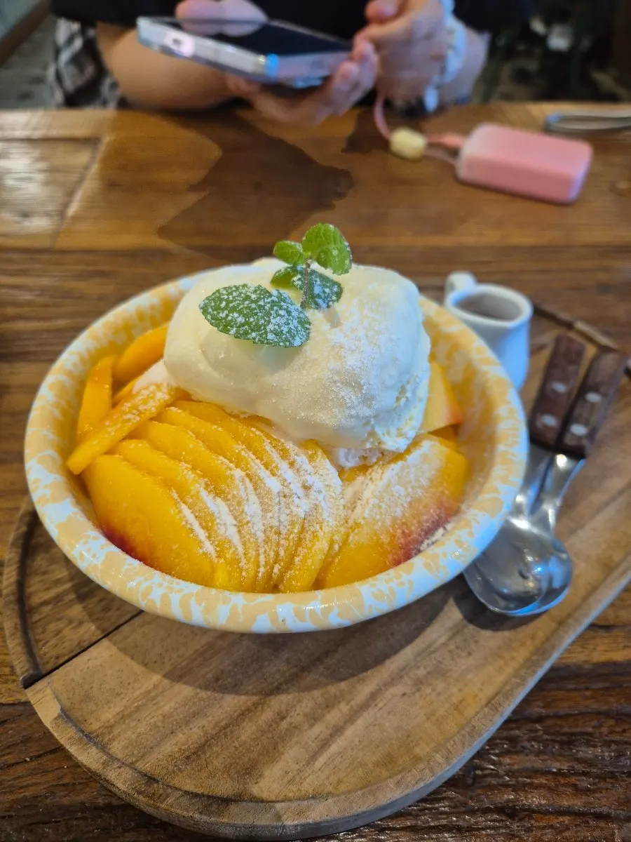 Peach bingsu served with syrup