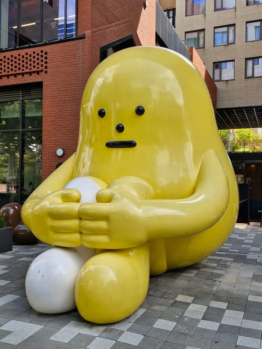 누디트 홍대 건물 앞 노랑이 캐릭터 조형물