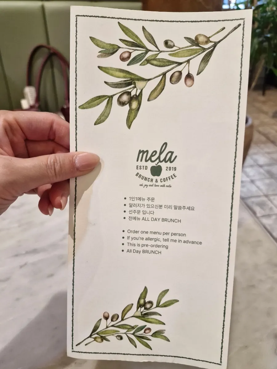 멜라 홍대점 베이커리 진열대의 크로아상