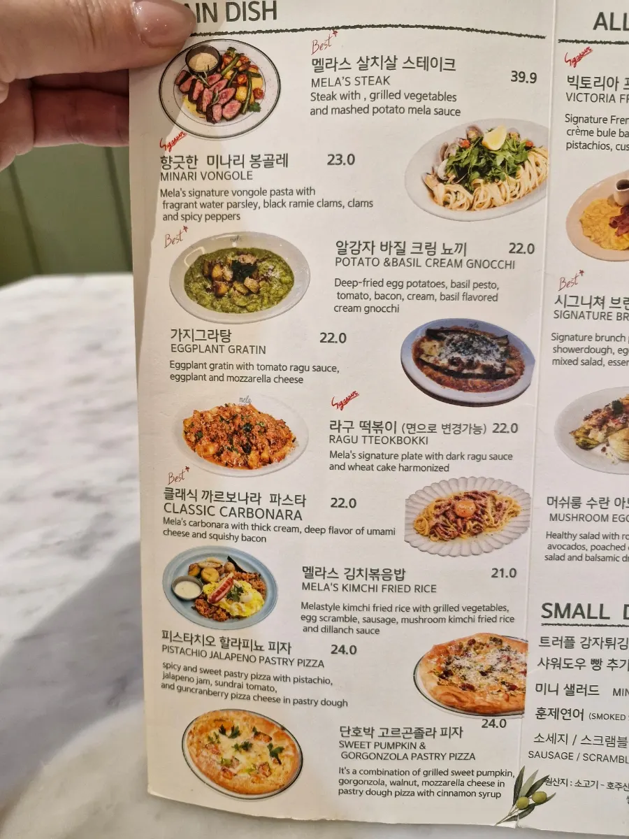 뺑오쇼콜라와 쿠키가 놓인 베이커리 쇼케이스