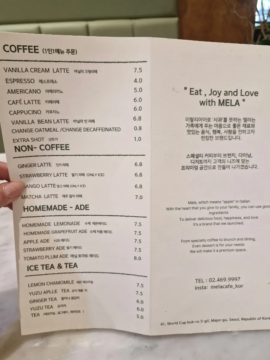 바삭해 보이는 크로아상 클로즈업