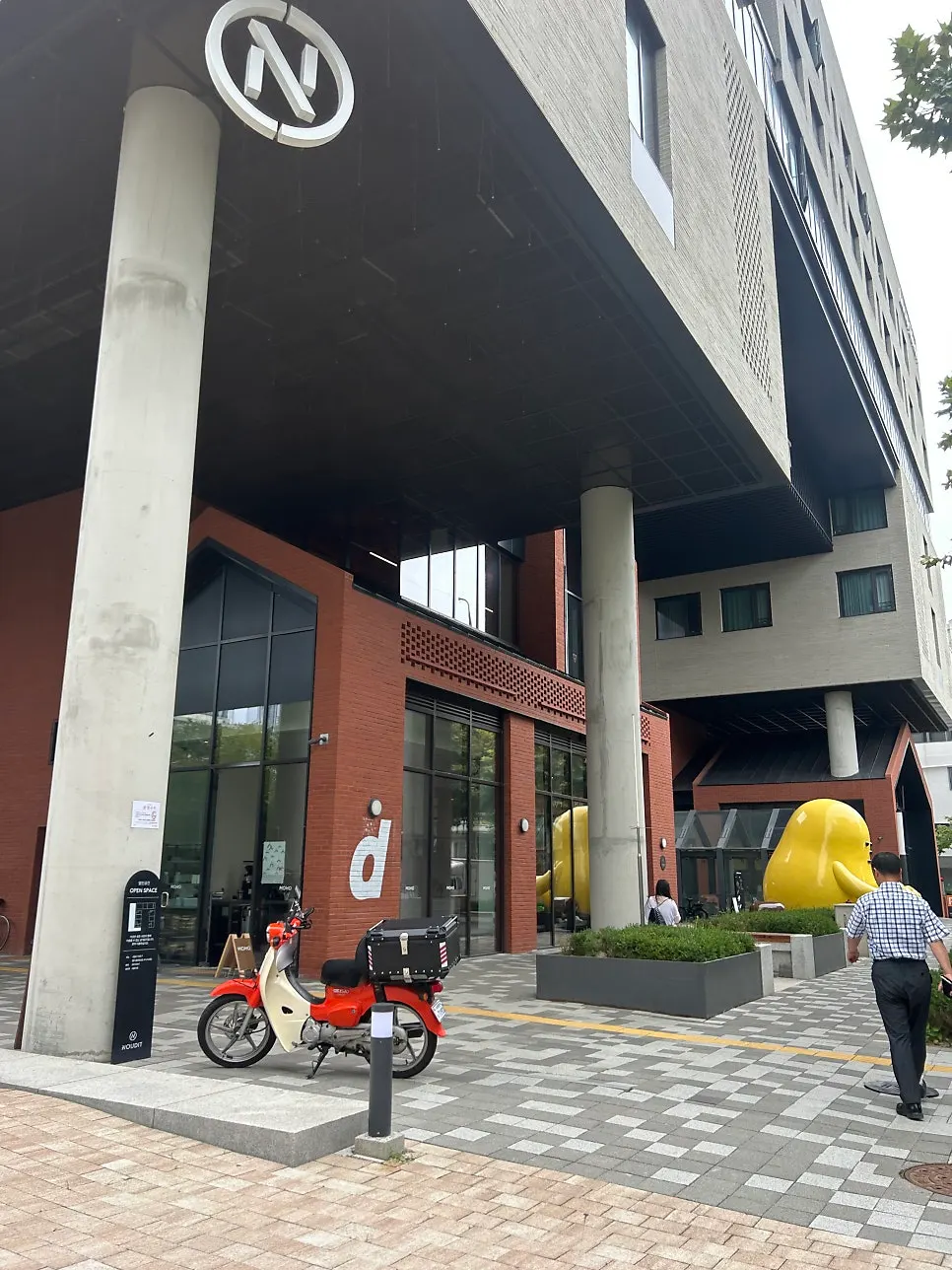Entrance to the underground self-parking lot at Nudit Hongdae