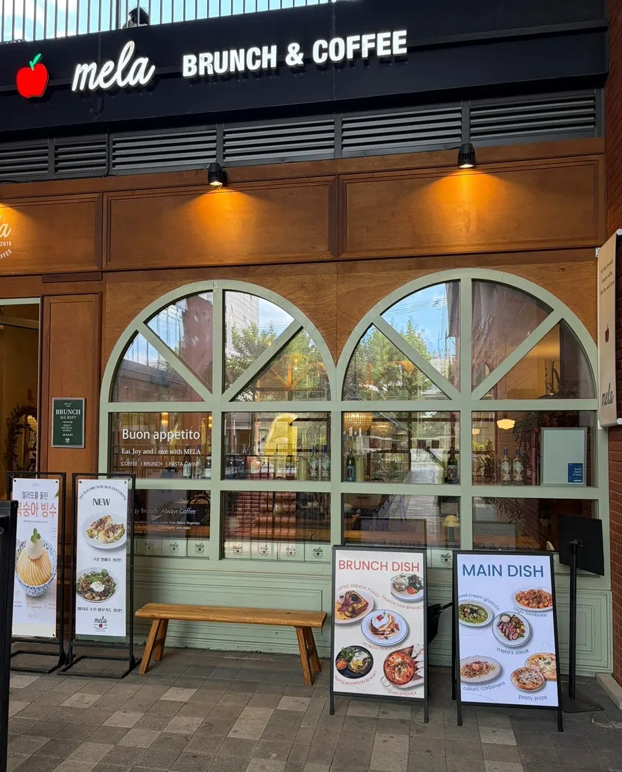 The restaurant row on the 1st floor of Nudite Hongdae