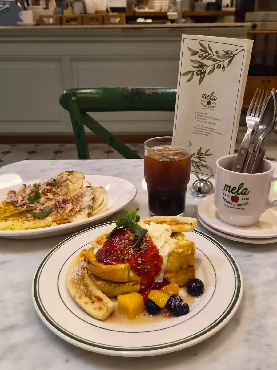 Table with the ordered decaf Americano