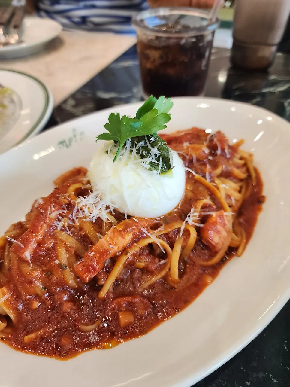 부라따 치즈가 올라간 아라비아따 파스타 한 접시