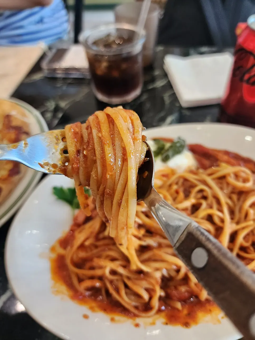토마토소스 링귀니 면과 베이컨이 보이는 파스타 클로즈업