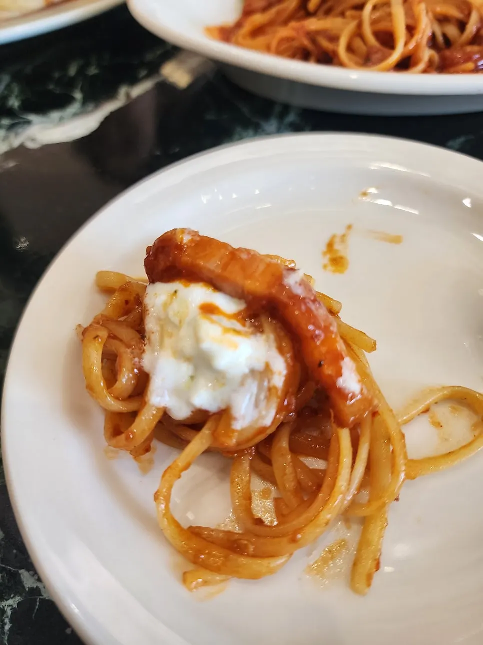 포크에 말린 링귀니 면과 부라따 치즈