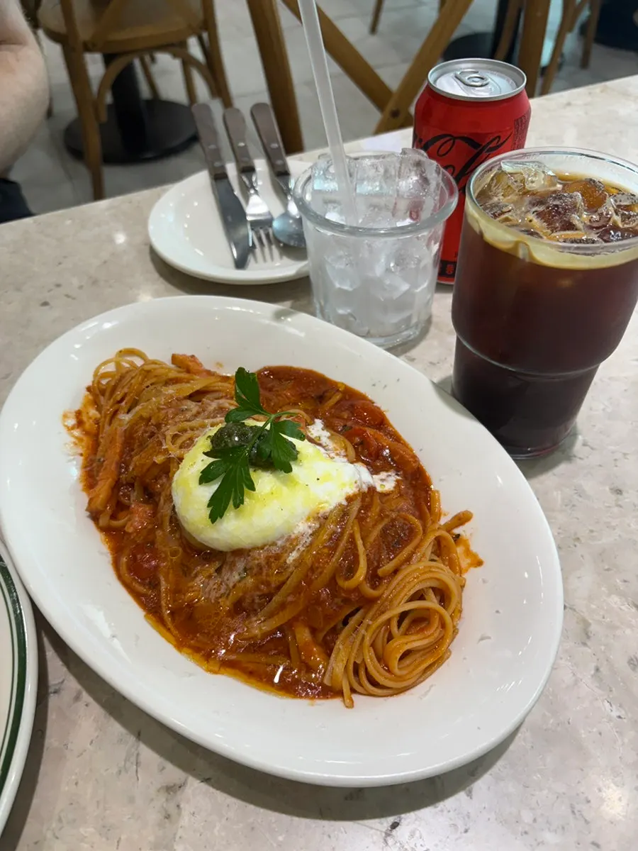 부라타치즈가 올라간 아라비아따 파스타 한 접시