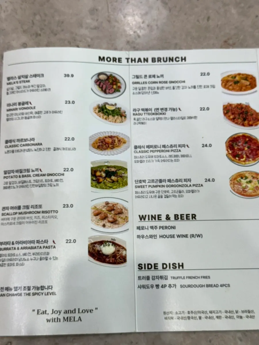 좌석이 넉넉한 멜라 타임스퀘어점 내부