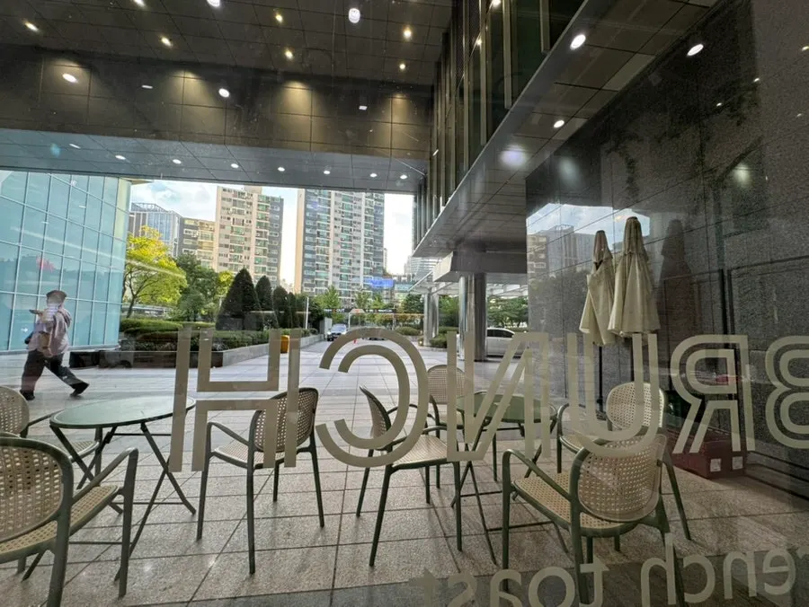 야외가 보이는 멜라 타임스퀘어점 창가석