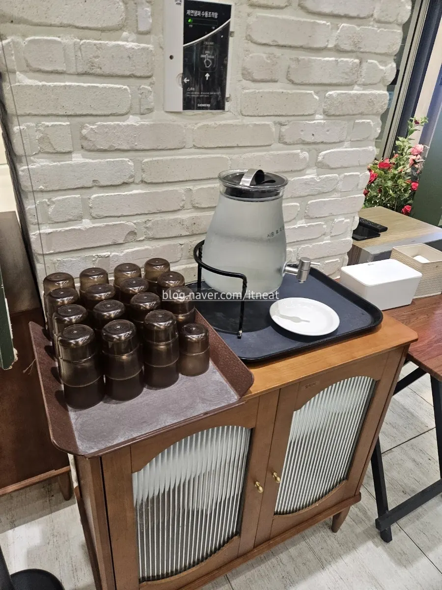 물과 물티슈, 머리끈이 놓인 멜라 셀프바
