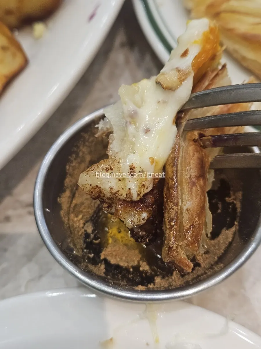 시럽을 찍어 먹는 고르곤졸라 패스츄리 피자