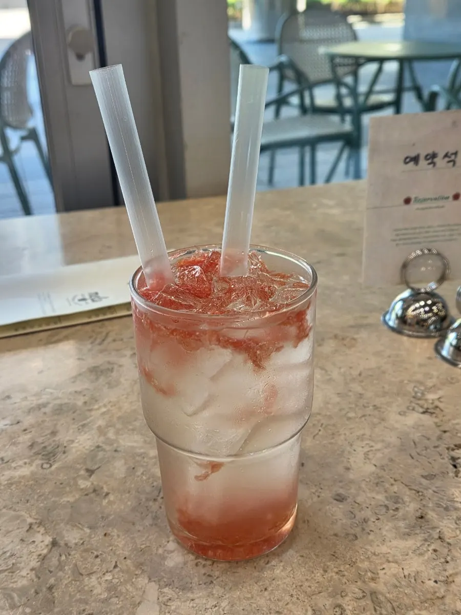 얼음과 자몽 과육이 담긴 자몽 에이드