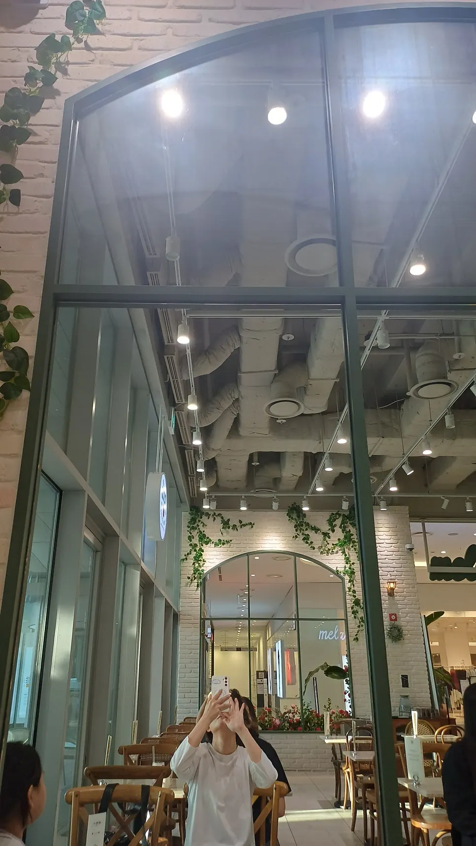 햇빛이 들어오는 멜라 통창 자리