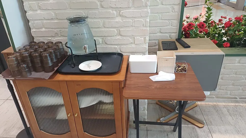 간격 넓은 멜라 타임스퀘어점 좌석 배치