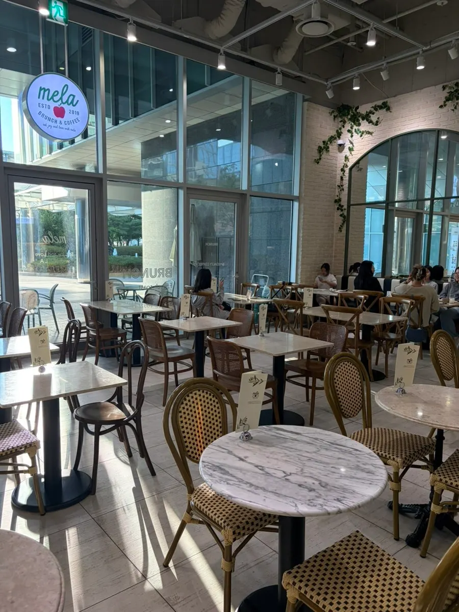 모임 장소로 좋은 멜라 넓은 좌석