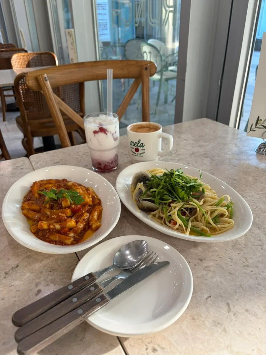 진한 라구 소스를 올린 멜라 라구 떡볶이