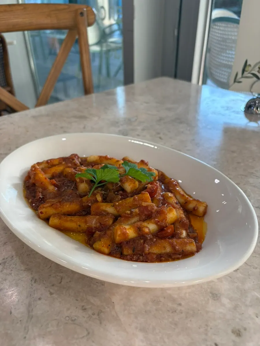 고기가 듬뿍 들어간 라구 떡볶이 한 접시