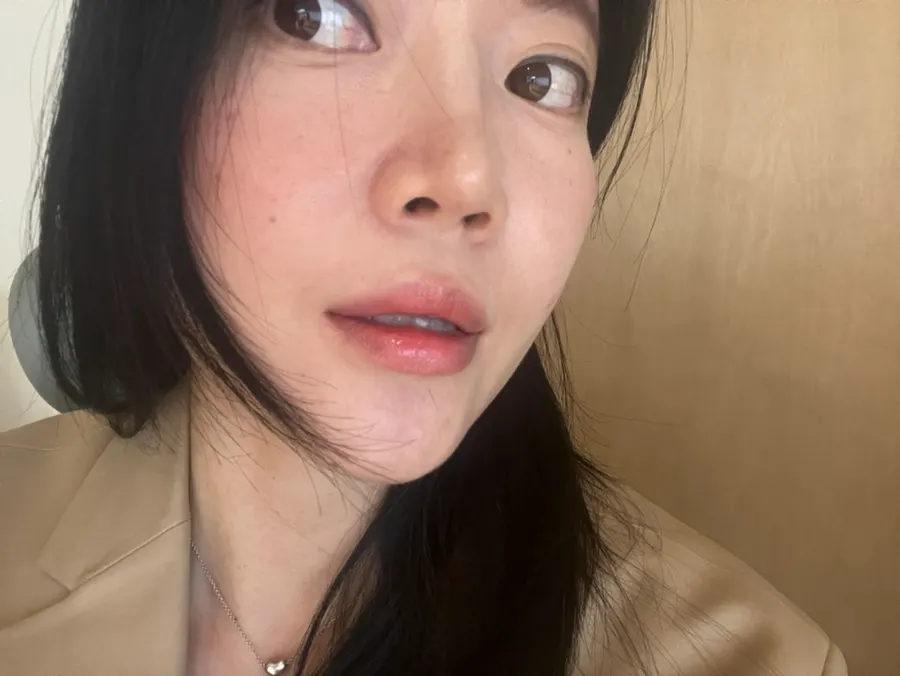 Skin with makeup after using the ampoule