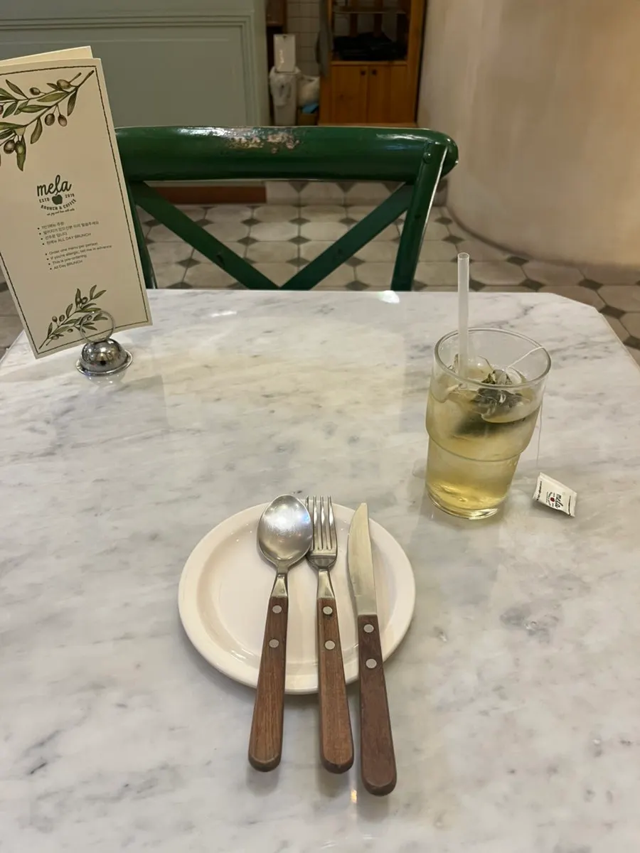 멜라 홍대점 디저트 진열대